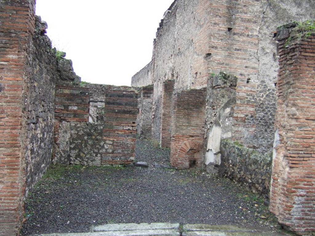 VII 9 27 Pompeii December 2005 Looking South Across Shop Towards Rear